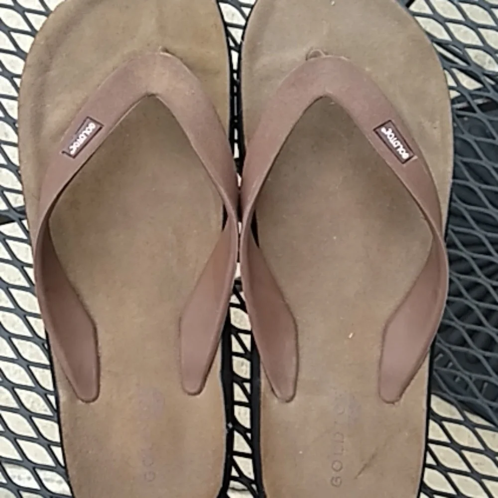 Gold toe men's tan flip flops NWOT‎